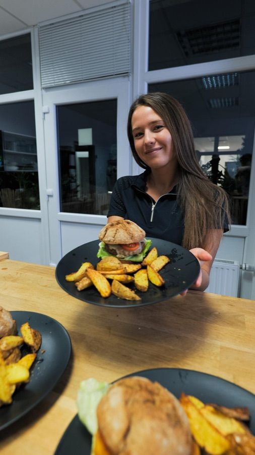 Giulia mit selbstgemachtem Burger und Ofenkartoffeln